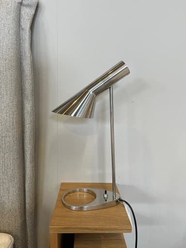 Louis Poulsen AJ Mini Tischlampe aus Stahl von Arne Jacobsen