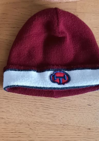 Gorro retro de canalé color vino hecho en Finlandia