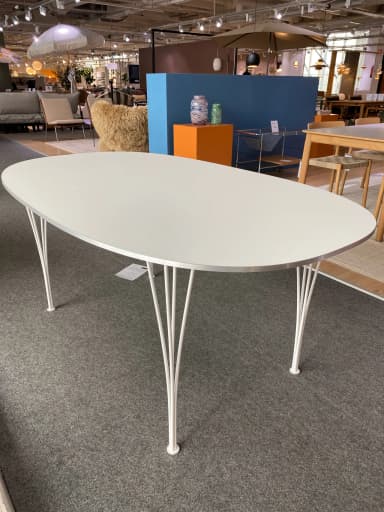 Mesa de comedor Fritz Hansen Super-ellipsi con tapa de laminado blanco