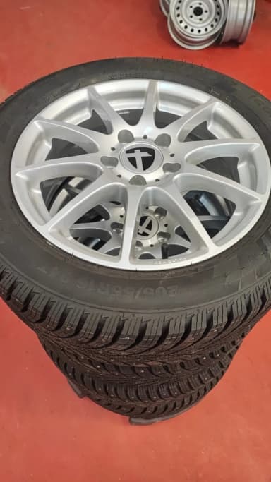 Juego de llantas 16" 6,5x16" 5x112 con neumáticos de clavos 205/55R16