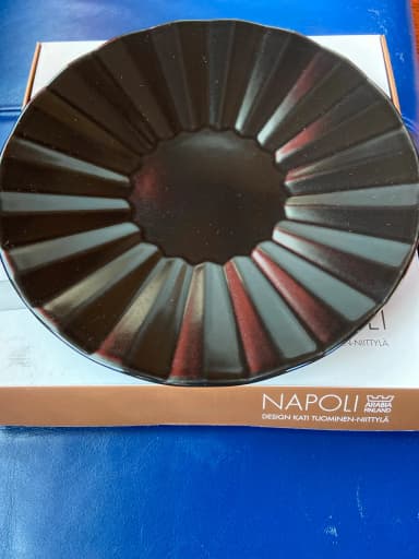 Plato Arabia Napoli de 22cm en color Lakritsi por Kati Tuominen-Niittylä