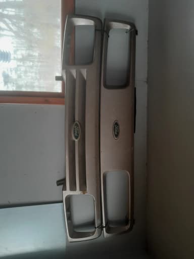 Par de máscaras de faros Ford Sierra Mk 1 con pequeña reparación