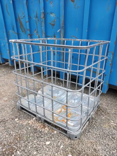Estructura para contenedor IBC con base metálica o de plástico