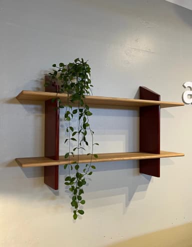 Vitra Rayonnage Mural Wandregal in Eiche und Japanese Red