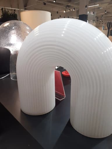 Ferm Living Vuelta Stehlampe mit skulpturalem Design