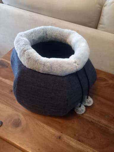 Cama para gato limpia y en buen estado, altura 30 cm