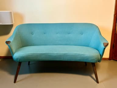 Sininen Siro-sohva vaahtomuovipehmusteilla, vintage-kunto