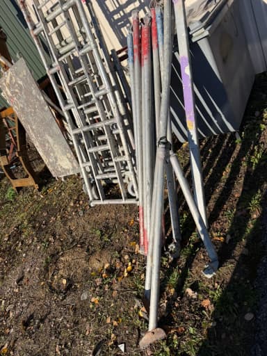Baugerüst mit zwei Arbeitsplattformen und Stützfüßen