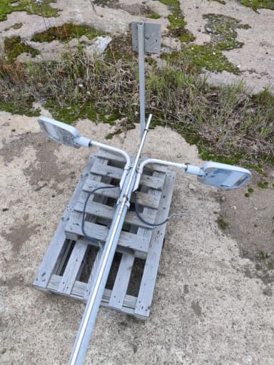 Poste de luz galvanizado de 6,5 m con dos lámparas LED GREENLED Vega 52S