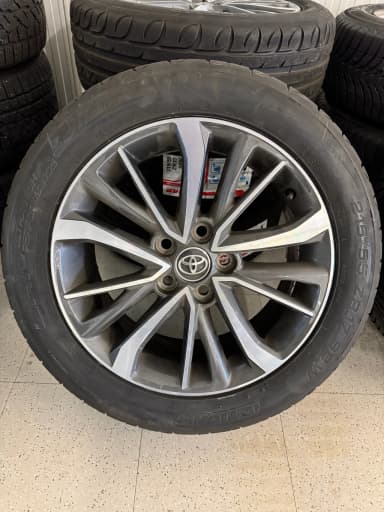 Llantas de aluminio Toyota con neumáticos de verano