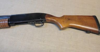 Escopeta Winchester modelo 120 12/76 con cañón de 28 pulgadas y choke completo