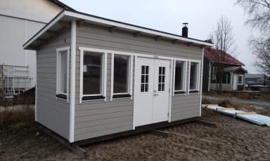 Helles isoliertes Gästehaus mit Sommerküche und Kamin