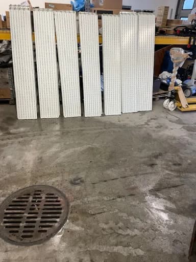 Paneles perforados grises usados y ganchos de suspensión 325x1740 mm