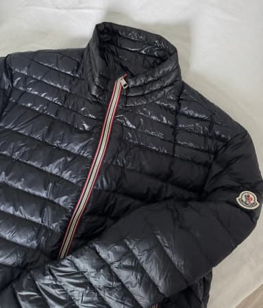 Moncler Daniel lätt vadderad herrjacka i mörkblå storlek 7/48