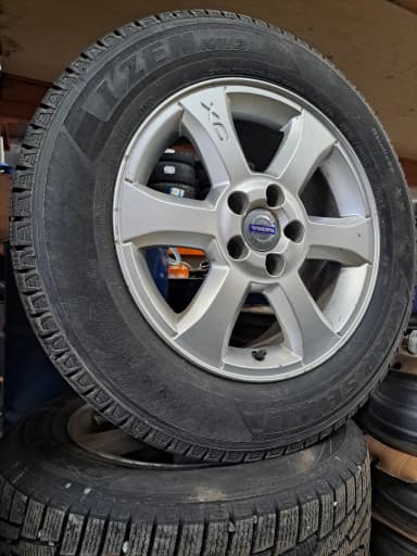 Juego de neumáticos de invierno Volvo OEM 205/65R16 con llantas