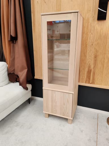 Helle Eichen-Vitrine mit Glas- und Holztüren
