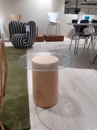 Mesa de café o auxiliar Fritz Hansen Stub con tapa de vidrio y pata de chapa de