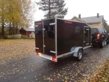 Remolque cerrado HT Truck 150x300x150 cm con capacidad de 825 kg