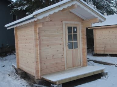 Fertige Blockhaussauna mit Harvia-Ofen und Terrasse