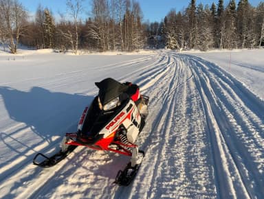 Moto de nieve Polaris 800 Switchback del 2011 en buen estado