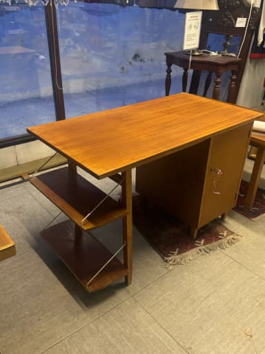 Teak-Schreibtisch mit Metallschalen und Schlüsselschloss