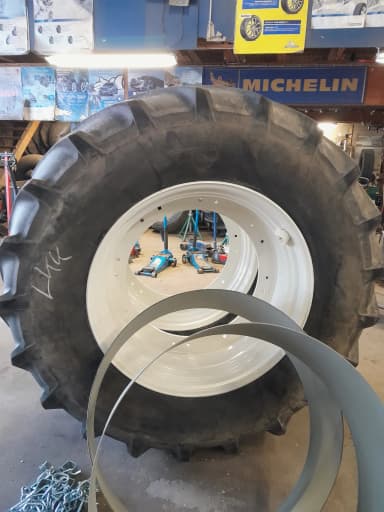 Ruedas dobles y anchas Continental 580/70R38 con llantas y cadenas nuevas