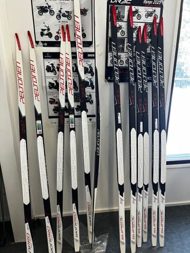 Esquís Peltonen con 50% de descuento, varias tallas disponibles