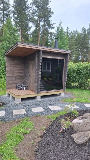 Sauna exterior Dyyni A con ventanas panorámicas para lujo moderno