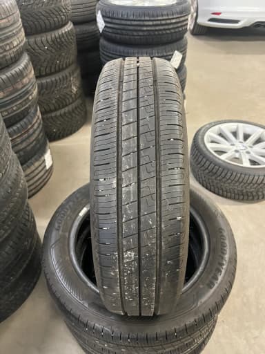 Neumáticos de verano Goodyear 175/65 17 casi nuevos para Toyota Aygo-x