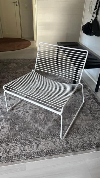 Matte weiße Hay Hee Lounge-Stuhl in gutem Zustand