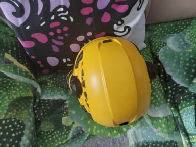 Casco de obra con protectores auditivos y oculares reemplazables
