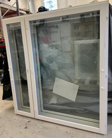 Schwarzes Thermofenster mit Lüftung und integrierten Jalousien