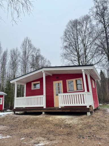 Traditionelle Gartensauna mit klassischem Design und langen Dachüberständen