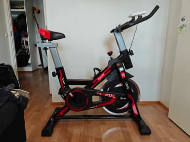 Bicicleta de spinning en buen estado con asiento y manillar ajustables