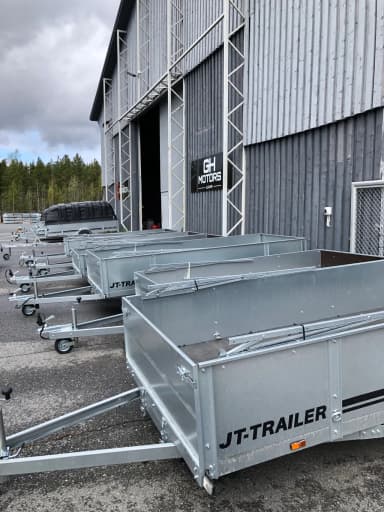 JT-Traileri 300 Anhänger mit optionalem Planenaufbau und robusten Details