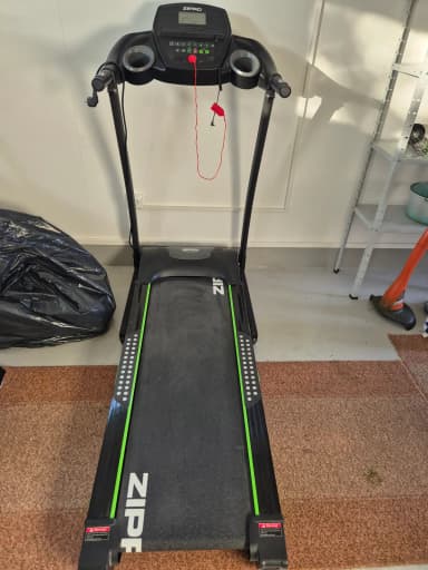 Cinta de correr Zipro en negro y verde con pantalla y funciones de seguridad