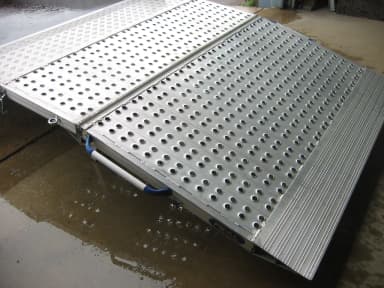 Rampa de carga ancha plegable FEAL LR con fijaciones rápidas