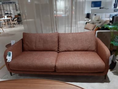 Jenny-Sofa mit geschwungenem Design und einzigartigen Beinen