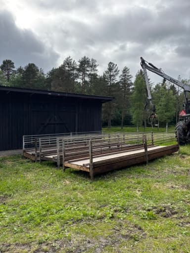 Drei Futtertische ca. 5m x 1,3m mit Ersatz-Seitenplatten