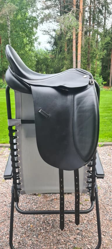 Silla de doma Mustang Europa 17 pulgadas en buen estado