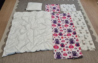 Bettwäsche- und Decken-Set für Baby und Kleinkind mit zwei Mustern
