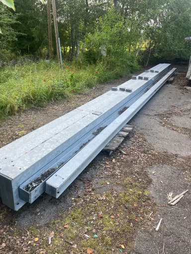 Brukte lagerhallrammekomponenter med stålpeler og væggelementer