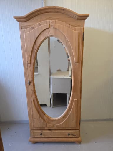 Robuster Holzkleiderschrank mit Spiegeltür und Schublade unten