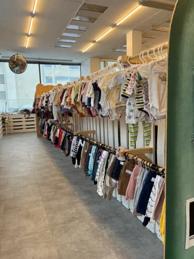 Negocio de tienda de segunda mano para niños con marca y equipo