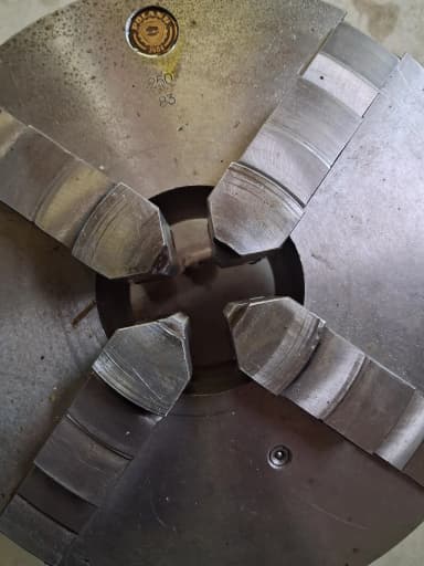 Selvsentrerende slipemaskin med 250 mm diameter og slitt pad