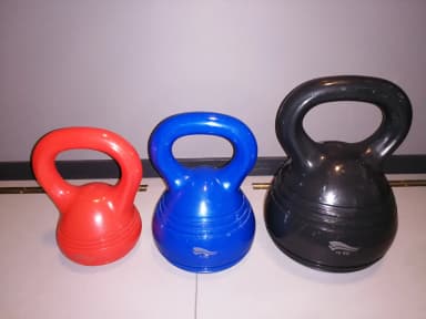 Gran conjunto de plataformas step Reebok y Klarfit con accesorios
