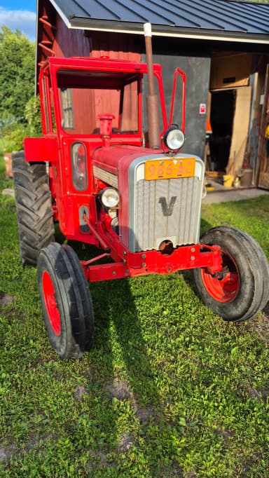 Tractor Valmet 565 con cabina de 1965 y sierra para leña Japa