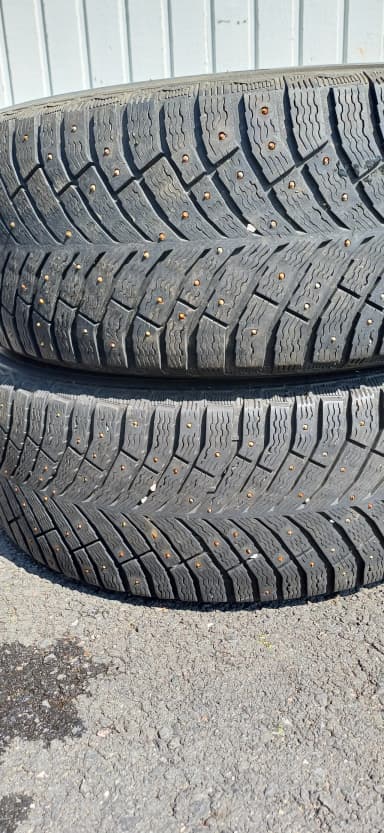 Dos neumáticos Michelin X-Ice North4 con clavos 265/60R18 y 6 mm de dibujo