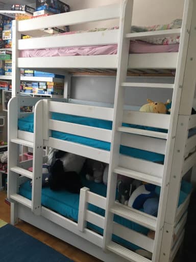 Cama litera resistente para tres con caja de almacenamiento incluida