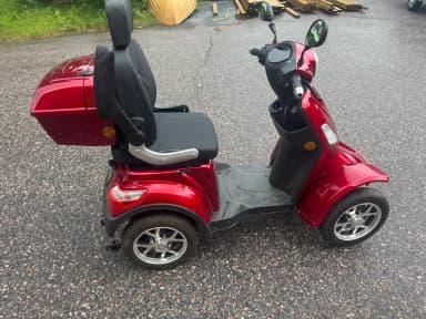 Kontio Motors Silverfox Rour 2.0 rojo usado, modelo 2023 con baterías nuevas